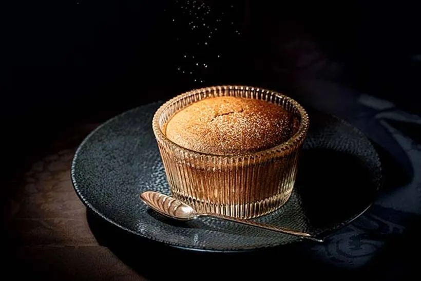 Jakie właściwości jaj wykorzystuje się sporządzając suflet czekoladowy?