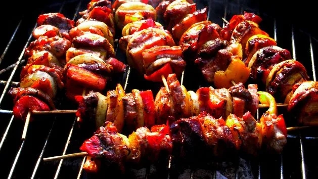 Jak długo grillować szaszłyki, aby uniknąć suchego mięsa?