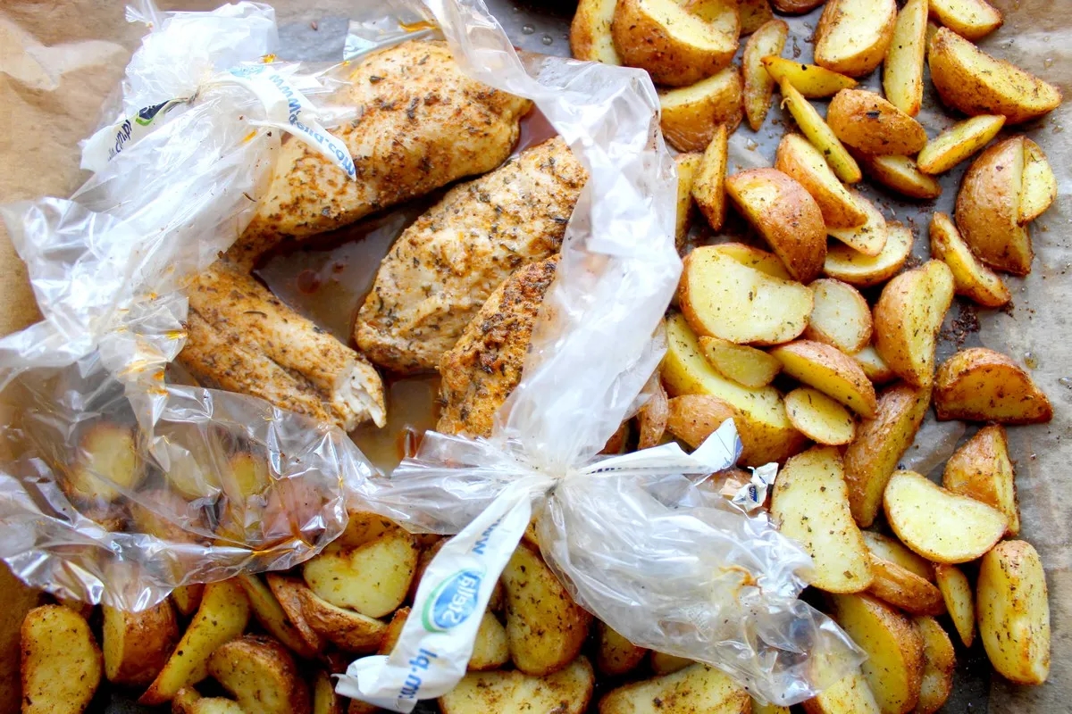 Ile piec kawałki kurczaka w rękawie, aby były soczyste i pyszne