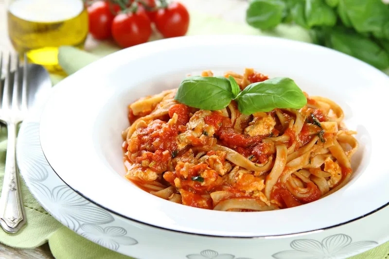 Zdrowe spaghetti z mięsem mielonym z indyka, które pokochasz