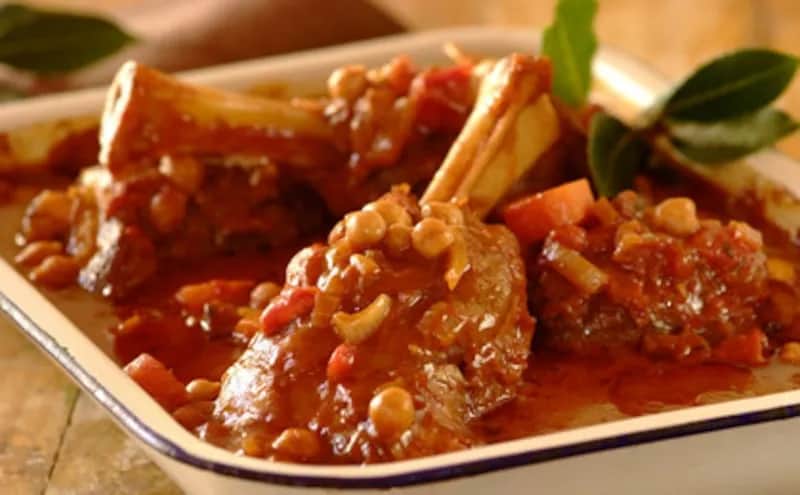 Jak przyrządzić jagnięcinę duszoną, aby była soczysta i aromatyczna