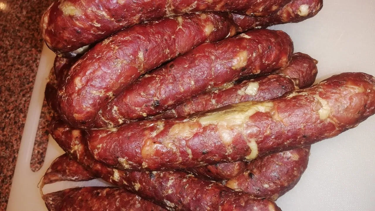 Ile wołowiny do kiełbasy? Odkryj idealne proporcje dla smaku