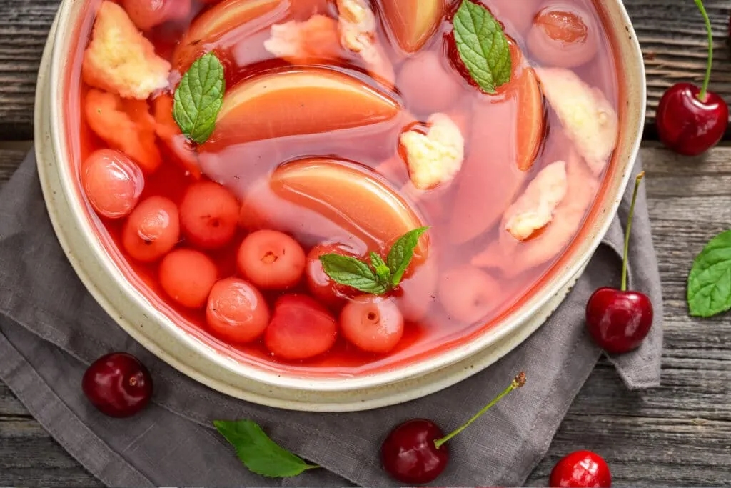 Jak zrobić zupę owocową, która zachwyci smakiem i prostotą