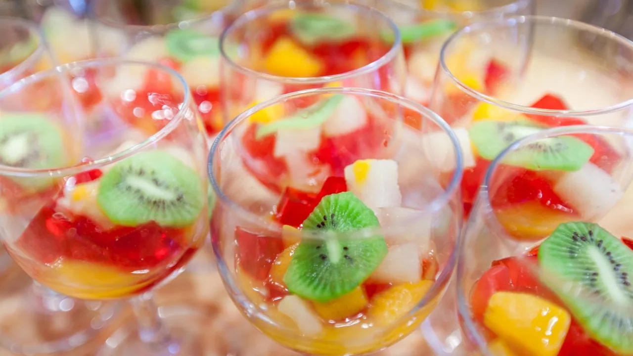 Kiedy dodać owoce do galaretki, aby uniknąć opadania na dno?